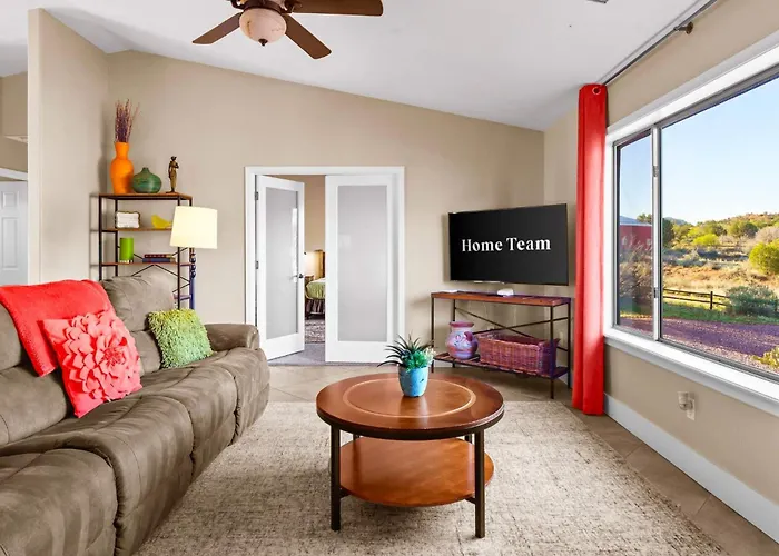 Private Indoor Pickleball Court & Red Rock Views Holiday home