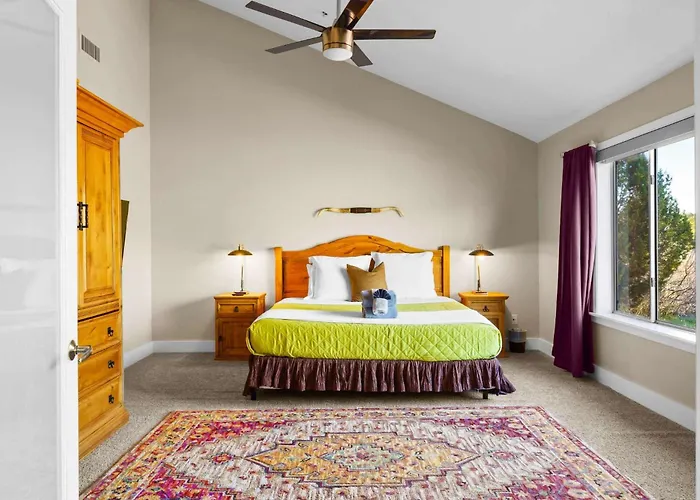 Private Indoor Pickleball Court & Red Rock Views