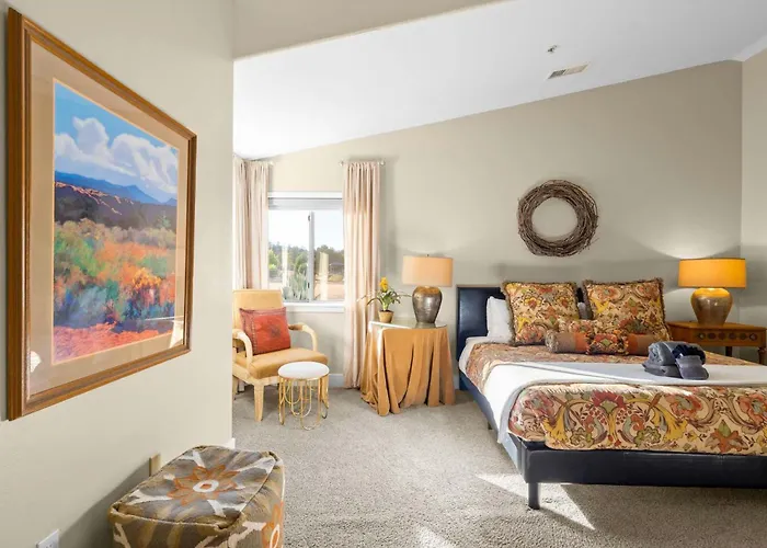 Private Indoor Pickleball Court & Red Rock Views Holiday home