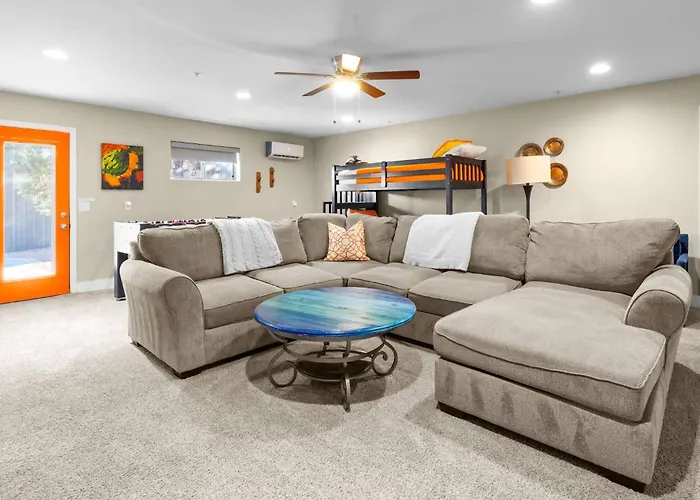 Private Indoor Pickleball Court & Red Rock Views Holiday home *
